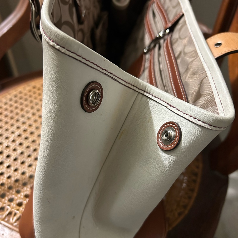 Vintage 2000's Coach Soho Shopper Cream and Brown Leather Carryall - Picture 4 of 11